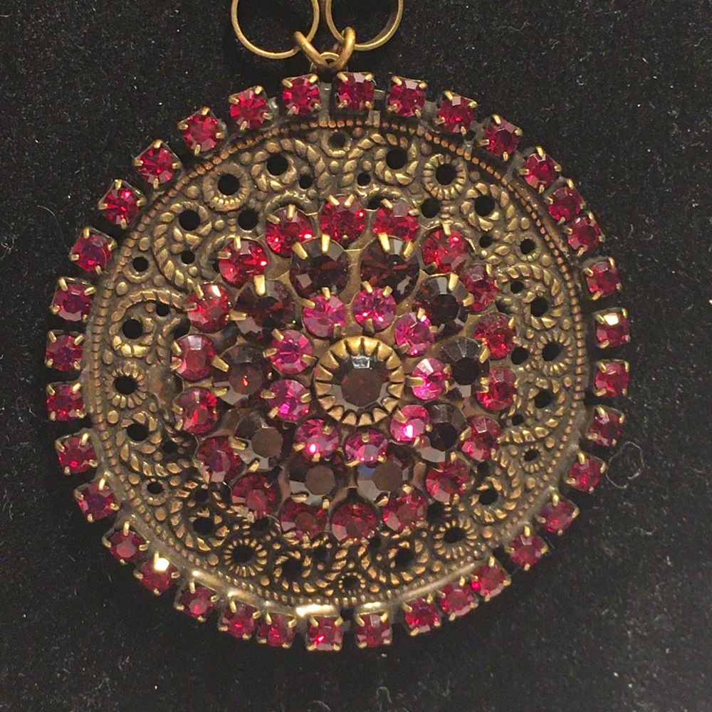 NWT Liz Paiacios Goldtone Pink Crystal Necklace